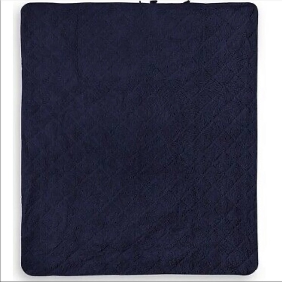 UGG® Wanderlust Travel Blanket - Picture 4 of 5